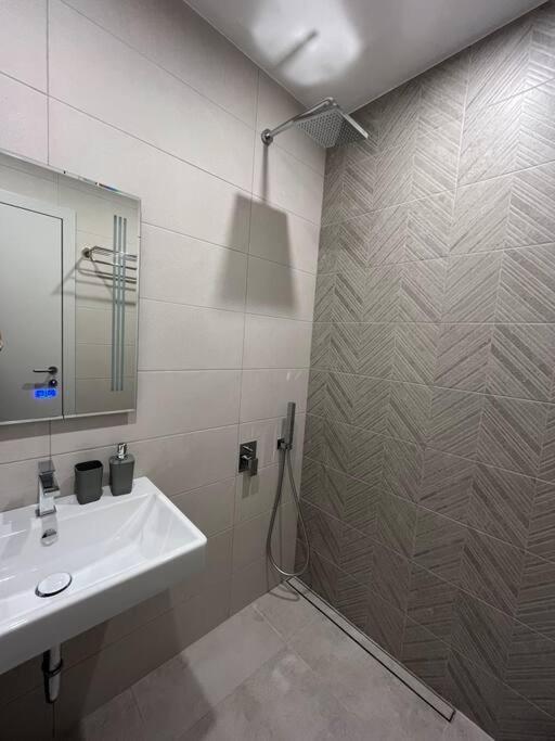 Modern City Center 2 Bedroom Apartment Sofya Dış mekan fotoğraf